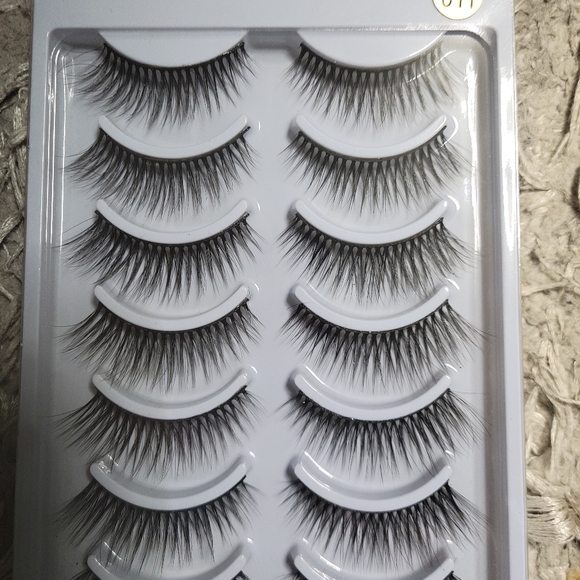 False eyelashes - Picture 2 of 5